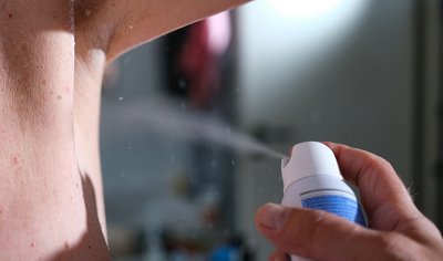 Die Achsel muss safe sein: Ein Mann sprüht Deodorant auf seine Achselhöhle. (Symbolbild)