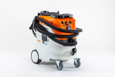 Bei den Werkstattstaubsaugern mit Netzteil sticht der Testsieger "SE 133 ME" von Stihl besonders hervor.