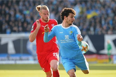 CFC-Stürmer Philipp Hosiner, der mit seinem 15. Saisontreffer die Spitze der Torschützenliste in Liga 3 erklomm, im Duell mit Sebastian Mai. 