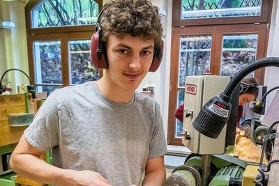 Toni Lenk (18) aus Cranzahl stellt an der Drechselbank einen Laubbaum aus Lindenholz her. Er ist im zweiten Lehrjahr. 