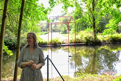 Karolin Schwab und ihr „Haus im Fluss“ in Braunsdorf.