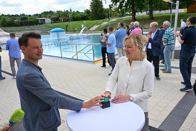 Bäderchef Norman Schröder und Sportbürgermeisterin Dagmar Ruscheinsky eröffneten das Freibad.