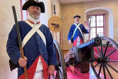 Marcel Jüngel und Steffen Noak an der „Feldstange“ der Schützengilde, die normalerweise im Museum steht, beim Kanonendonner aber auch zu hören ist.
