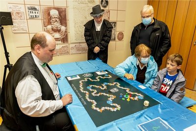 Maik Häckel (l.) erklärt im Riesmuseum den Gästen - hier Mika Kaufmann aus Neudorf - das neue Brettspiel.
