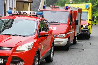 Zwei Bewohner des Hauses wurden nach ersten Angaben der Polizei mit Verdacht auf Rauchgasvergiftung in ein Klinikum gebracht. 