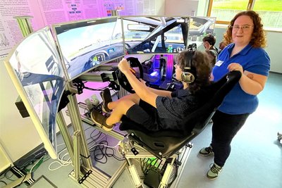 Josefine Welk am Fahrsimulator, auf dem man im Rennen auf der Piste auch richtig durchgerüttelt wurde.