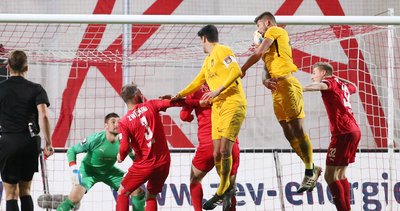 Tor für Sonnenhof Großaspach. Kai Brünker  (2. v. r.) trifft zum 0:1.