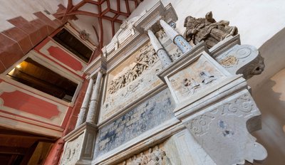 Das Herzstück der Kapelle: der Altar, aus Sandstein 1576 im Stil der Spätrenaissance von Andreas Lorenz gefertigt. Aus der hölzernen Empore hat der adelige Hausherr und seine Gemahlin den Gottesdienst verfolgt. Der untere Bereich war für die Familie vorgesehen, in der Nebenkapelle standen die Bediensteten.