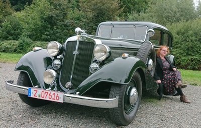 Reporterin Sara Thiel war im dunkelgrünen Horch 850 BL mit auf der Schwanenklassik-Tour. 