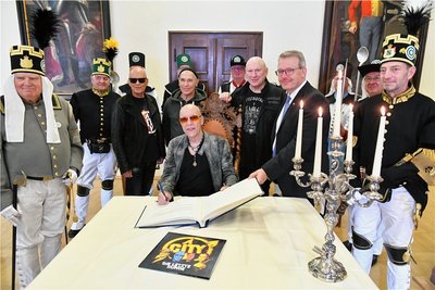 Die Band City, hier Sänger Toni Krahl, durfte sich am Samstag im Freiberger Rathaus in das Silberne Buch der Stadt eintragen.