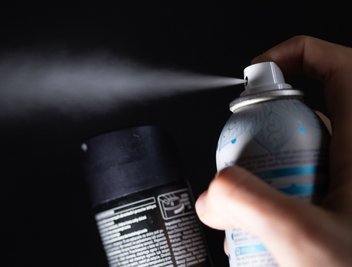 Für viele das Schönste, für andere ganz schrecklich, weil penetrant: Sprühnebel aus einer Deo-Dose. (Symbolbild)