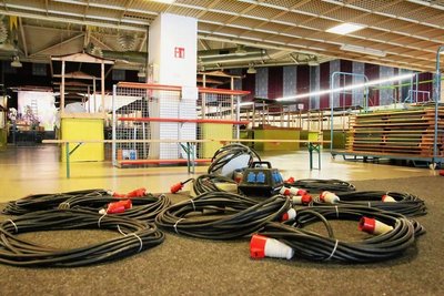 Noch ist die Halle fast leer - doch der Aufbau läuft. 