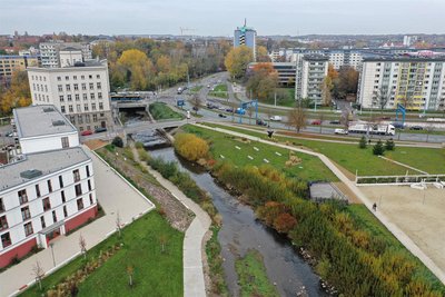 Direkt an der Chemnitz (links) hat die Wohnungsgenossenschaft WCW eine moderne Wohnanlage gebaut – auch mit Geld von Sparern.