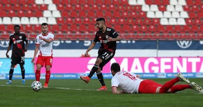 Sarpreet Singh (3. v. l.) erzielte das Tor für die Münchner.