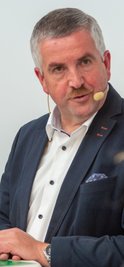 Der parteilose Bürgermeisterkandidat Wolfram Braun für Oederan (l. und 3. v. l.) und Amtsinhaber Steffen Schneider (Freie Wähler, 2. v. l. und r.) haben zum "Freie Presse-Wahlforum rege diskutiert.