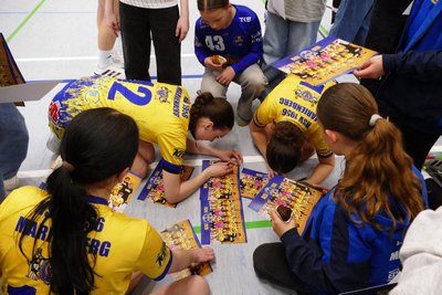 Nach Abpfiff kam es direkt auf dem Spielfeld zu einer spontanen Autogrammstunde.