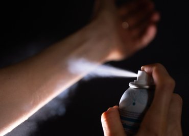 Wer ganz sicher eine Deo-Aura haben will, sprüht es nicht nur auf die Achseln, auf Haare oder Brust, sondern auch aufs Handgelenk. (Symbolbild)