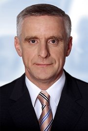 Der Diplom-Lehrer aus Aue ist Jahrgang 1957. Im WK Erzgebirge 2 wurde er mit 100 Prozent der Stimmen nominiert.