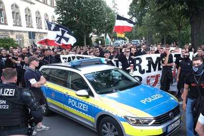 Teilnehmer einer rechten Demonstration werden von Polizisten begleitet. Die Abschlussparty nach dem Umzug wurde von den Organisatoren wegen möglicher Bedrohung durch Rechtsextreme abgesagt.