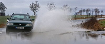 Tauwetter hat im Zwickauer Land zur Überflutung der Straße zwischen Glauchau und Schönberg geführt