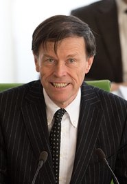 Er war Kultus- und Wissenschaftsminister und ist seit 2009 Landtagspräsident. Der 59-Jährige kandidiert im WK Meißen 4.