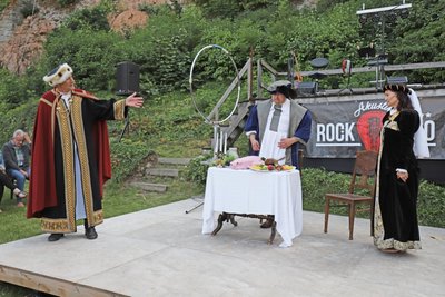Die Mitglieder des Schauspielensembles des Mittelsächsischen Kultursommers unterhielten mit einer historischen Szene.
