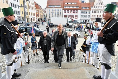 Die Band City auf dem Weg zum Freiberger Rathaus. 