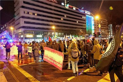 Bis zu 130 Menschen versammelten sich in Chemnitz auf der Brückenstraße, um gegen die wöchentlichen Montagsproteste zu demonstrieren. Auf der Gegenseite marschierten etwa 900 Teilnehmer, diesmal auf einer anderen Route als gewohnt. 