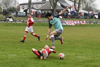 Der Waldenburger Oliver Sonntag grätscht dem Ebersbrunner Can Höllig (rechts) den Ball ab. Bei nicht ganz einfachen Bedingungen hatte der SVW zu Gast beim ESV die Nase vorn.