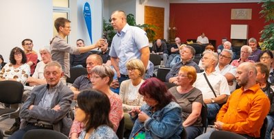 Die Gäste konnten Fragen stellen. Der Bürger im Bild wollte unter anderem wissen, ob im Gewerbegebiet eine zusätzliche Bushaltestelle geschaffen wird. 
