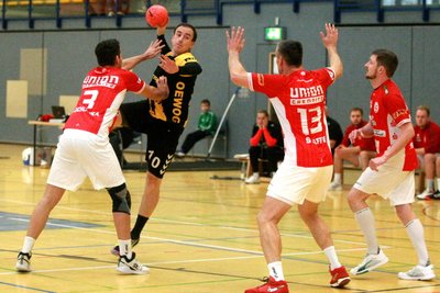 TSV-Spieler Konrad Grünwald beim Torwurf gegen Union Chemnitz. Foto: Bernd Genßen
