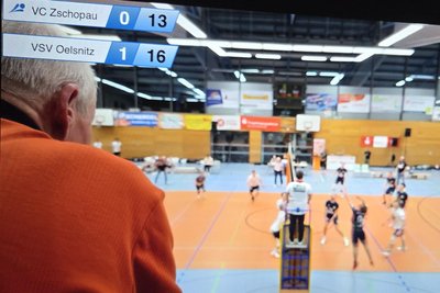 Links im orangen Pullover: Der Mann, der den Oelsnitzer Volleyballfans am Livestream zu schaffen machte und ihn angeblich sogar abstellte.