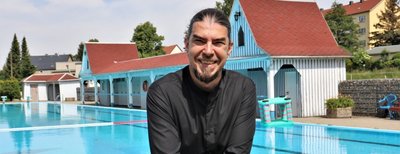 Der Eppendorfer Bürgermeisterkandidat Maik Prenzel im Freibad des Ortes. 