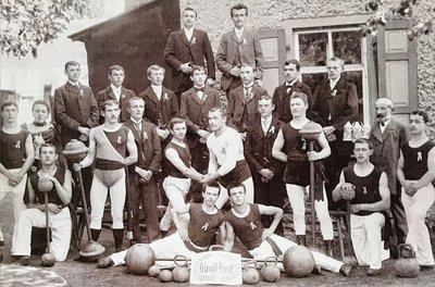 "Jugendkraft" 1903: Hinten von links Oskar Emmrich, Gustav Böhm; 2. Reihe von links Bruno Kreißig, Friedrich Emmrich, Max Schubert, Paul Reißig, Adolf Harzer, Emil Lohß, Emil Mehner; 3. Reihe von links Adolf Schubert, Lene Köhler, Max Uhlig, Otto Jung, Paul Richter, Gustav Melzer, Max Lohß, Albert Markert, Gastwirt Karl Köhler, Max Knobloch; vorn von links Max Weinhold, Paul Pfau, Adolf Klaus, Paul Klaus. 