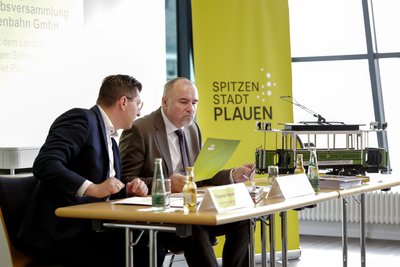 Im April hatten Landrat Thomas Hennig (links) und Oberbürgermeister Steffen Zenner das Rettungspaket für die Plauener Straßenbahn vorgestellt.
