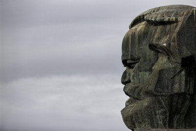 Karl Marx kritisierte zu seiner Zeit, dass Fabrikbesitzer Maschinen besitzen und Arbeiter ausbeuten. Wer als Arbeitnehmer heutzutage Geld hat, kann sich Anteile an Unternehmen kaufen.
