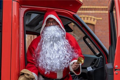... Weihnachtsmanns war Jörg Oelßner geschlüpft. Er rollte im neuen Tanklöschfahrzeug der Bergener Feuerwehr an.