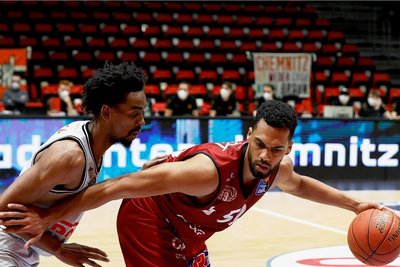 Trent Lockett (rechts, hier gegen Jalen Tate) machte beim 82:75-Sieg seines neuen Chemnitzer Teams gegen Gießen 13 Punkte. 