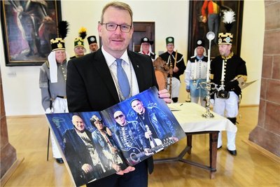 OB Sven Krüger zeigt stolz seine Platte "Die letzte Runde", die nun signiert ist. 