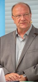 Der parteilose Bürgermeisterkandidat Wolfram Braun für Oederan (l. und 3. v. l.) und Amtsinhaber Steffen Schneider (Freie Wähler, 2. v. l. und r.) haben zum "Freie Presse-Wahlforum rege diskutiert.