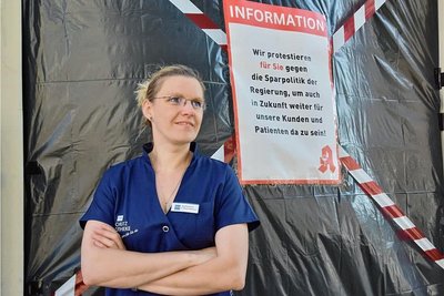 Franziska Bake-Kellner vor ihrer Moritz-Apotheke in Limbach-Oberfrohna. Sie war die einzige Apotheke, die am Mittwoch Notdienst hatte und an der es Medikamente gab.