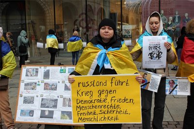 Veronika Smalko, hier bei einer Mahnwache in Chemnitz, war nach einem Besuch in der Meinersdorfer Turnhalle als Notunterkunft schockiert. Es gehe nicht um Luxus, einfache Maßnahmen könnten die Lage schon verbessern. Zudem kritisierte sie, dass die Ukrainer ohne Ansprechpartner seien – was die Wohnungssuche nicht vereinfacht.