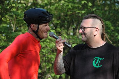 Obwohl die Lunge kräftig pfiff, stellte sich Daniel Gottschalk (l.) aus Rochlitz noch den Fragen des Veranstalters des Everestings, Kai Winkler.