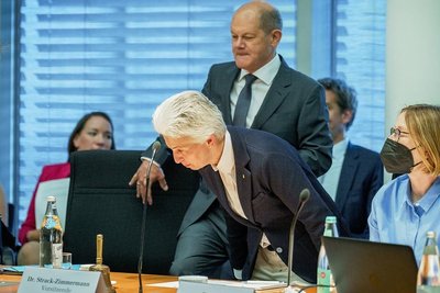 Hier war noch alles in Ordnung: Die Ausschussvorsitzende Marie-Agnes Strack-Zimmermann (FDP) und Kanzler Olaf Scholz (SPD) nehmen zu Beginn der Sitzung ihre Plätze ein. 