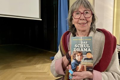 Margret Rasfeld hatte zum Vortrag im Brecht-Gymnasium Schwarzenberg auch einige ihrer Bücher mitgebracht, in denen sie ihre Ansätze für eine neue Form der Bildungsarbeit beschreibt.