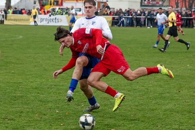 Ob Fabio Anger (hinten, im Duell mit Veron Dobruna vom FSV Zwickau im Sachsenpokal-Achtelfinale) seine Zweikampfstärke gegen Wernigerode einbringen kann, ist noch unklar.