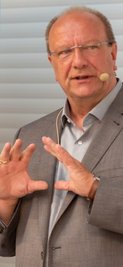 Der parteilose Bürgermeisterkandidat Wolfram Braun für Oederan (l. und 3. v. l.) und Amtsinhaber Steffen Schneider (Freie Wähler, 2. v. l. und r.) haben zum "Freie Presse-Wahlforum rege diskutiert.