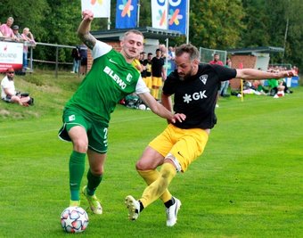 Auch mit Routinier Marcel Schlosser (rechts), hier im Duell mit dem Leipziger Florian Kirstein, konnten die Schönecker den favorisierten Gästen aus der Regionalliga nur eine Stunde lang Paroli bieten.