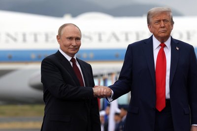 Handschlag zur Begrüßung in Alaska: Die Präsidenten Donald Trump (r.) und Wladimir Putin.
