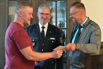 André Regner (Mitte) und Ingo Seifert (rechts) gratulieren Maik Pillat.